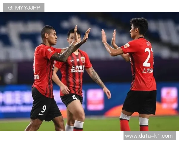 上海上港足球队奋战新赛季展现实力与团队精神争夺冠军荣耀